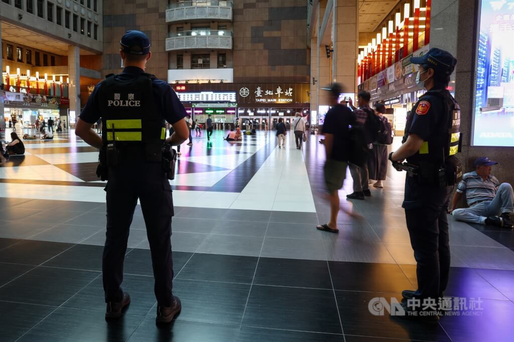 圖為2名員警在北車大廳加強巡邏。（中央社檔案照片）