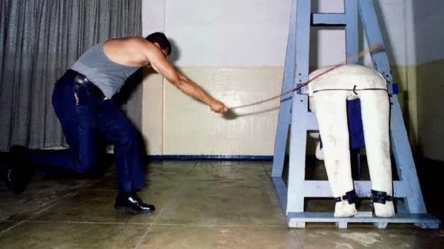 人見人怕的「鞭刑」將納入新加坡打擊詐欺的刑罰考量之一。 圖：翻攝wiki/新加坡鞭刑