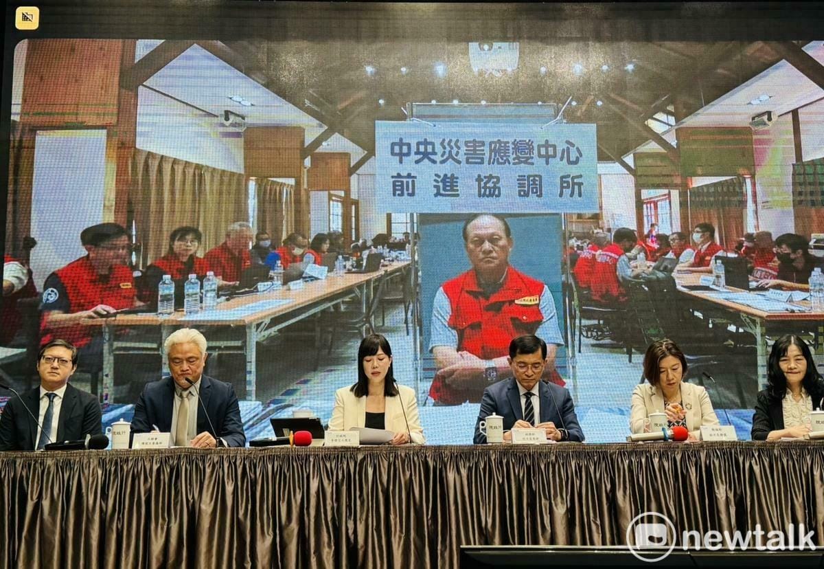 行政院今（16）天召開院會後記者會，並與目前仍在花蓮前進協調所總指揮官季連成視訊連線。 圖：謝莉慧/攝