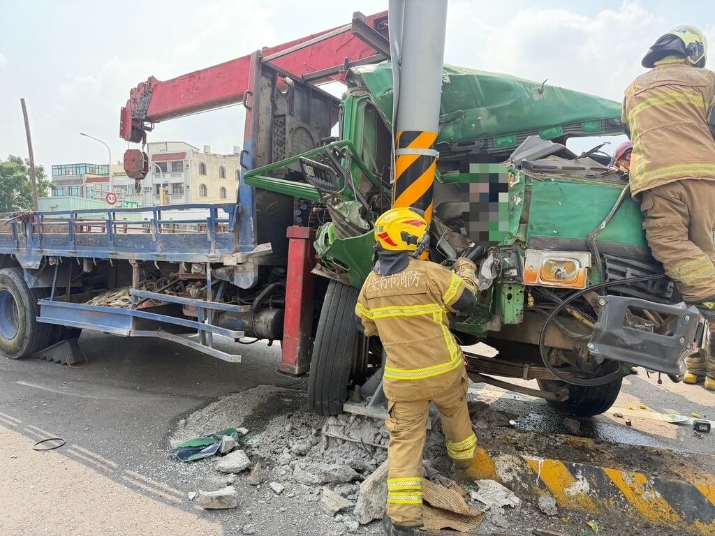 1輛大貨車16日中午途經台南市官田區疑自撞電線桿，造成副駕駛座43歲陳姓女子OHCA（到院前心肺功能停止），送醫搶救。（台南市消防局提供）中央社記者張榮祥台南傳真  114年10月16日