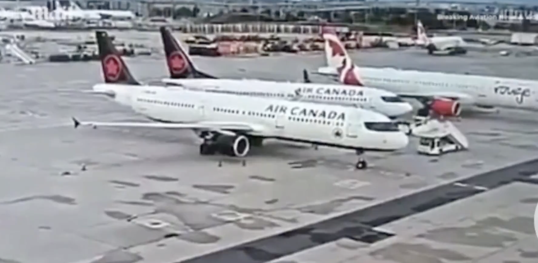 事發時這架加航客機緩緩駛入停機區，地勤人員誤以為該位置足以容納，但實際空間過窄，導致機翼先後撞上兩側的靜止飛機。 圖：翻攝自 X NEXTA