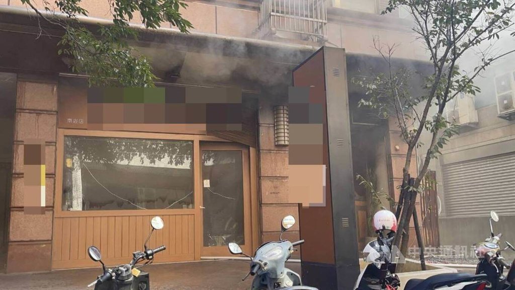 桃園市蘆竹區一間早午餐店16日上午發生氣爆，疑似是瓦斯管線作業不慎導致，造成69歲呂姓瓦斯行人員受傷、送醫治療。（翻攝照片）中央社記者葉臻傳真 114年10月16日