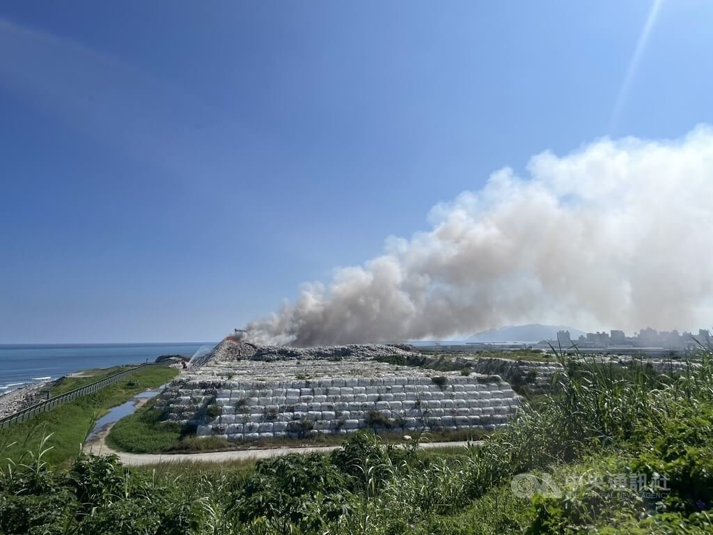 花蓮市垃圾掩埋場16日上午發生火警，傳出陣陣濃煙，已通報消防協助撲滅，呼籲附近住戶緊閉門窗。中央社記者張祈攝　114年10月16日