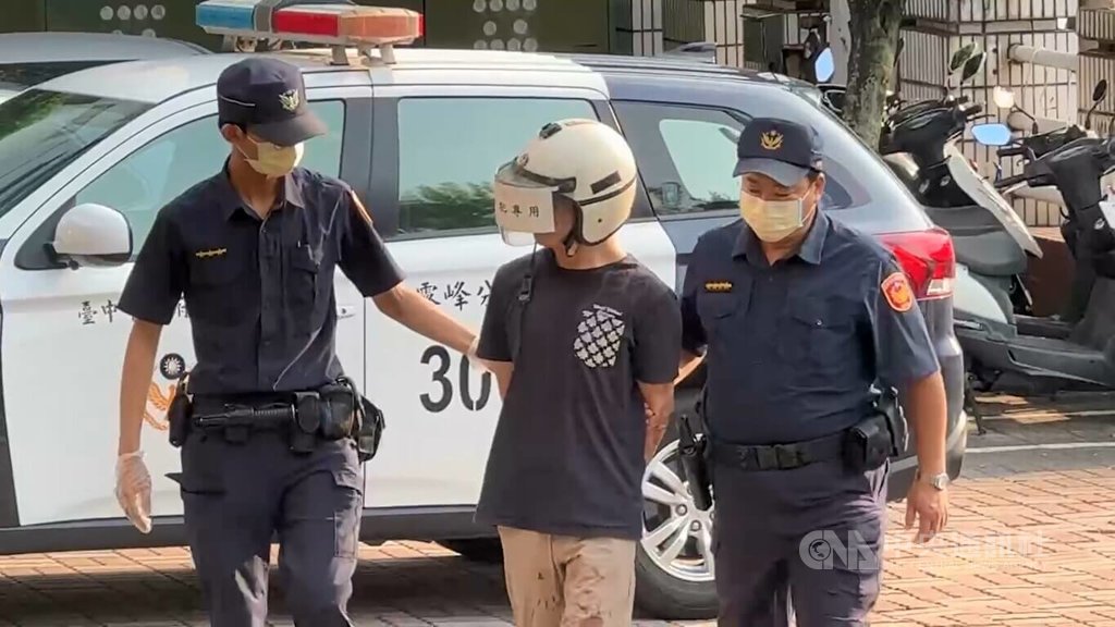 台中林姓男子（中）疑因不滿鄰居陳女家中電視太吵，16日下午持水果刀前往理論發生口角，附近修車廠施姓人員前往勸架，林男持刀砍傷兩人被逮。（翻攝照片）中央社記者蘇木春傳真　114年10月16日