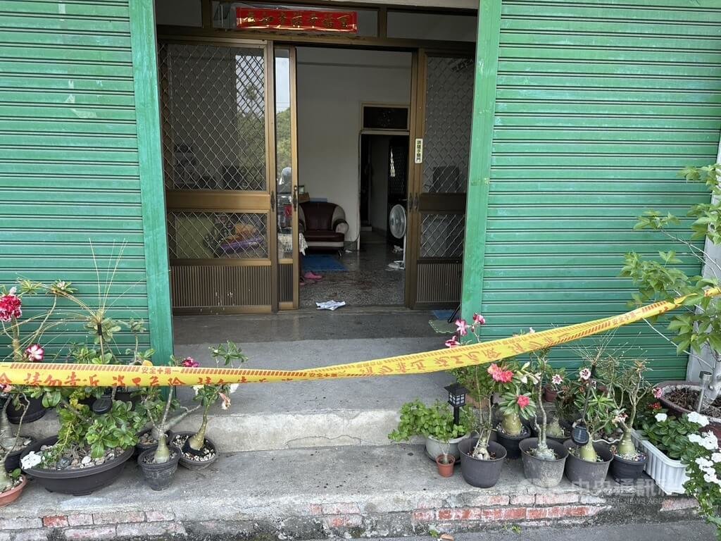 台中林姓男子疑因不滿鄰居陳女家中電視太吵，16日下午持水果刀前往對方住處理論發生口角，附近修車廠施姓人員前往勸架，林男持刀砍傷兩人，警方封鎖現場調查。（翻攝照片）中央社記者蘇木春傳真　114年10月16日