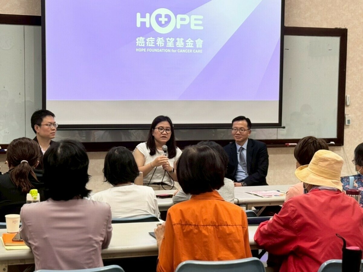 中國附醫乳房外科主治醫師廖庭儀（中）說明乳癌治療新趨勢。 圖：癌症希望基金會/提供