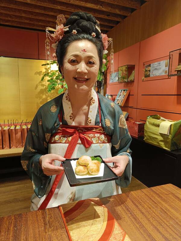 陳允寶泉董事長翁羿琦說明「一口太陽餅」的由來。 圖：唐復年/攝