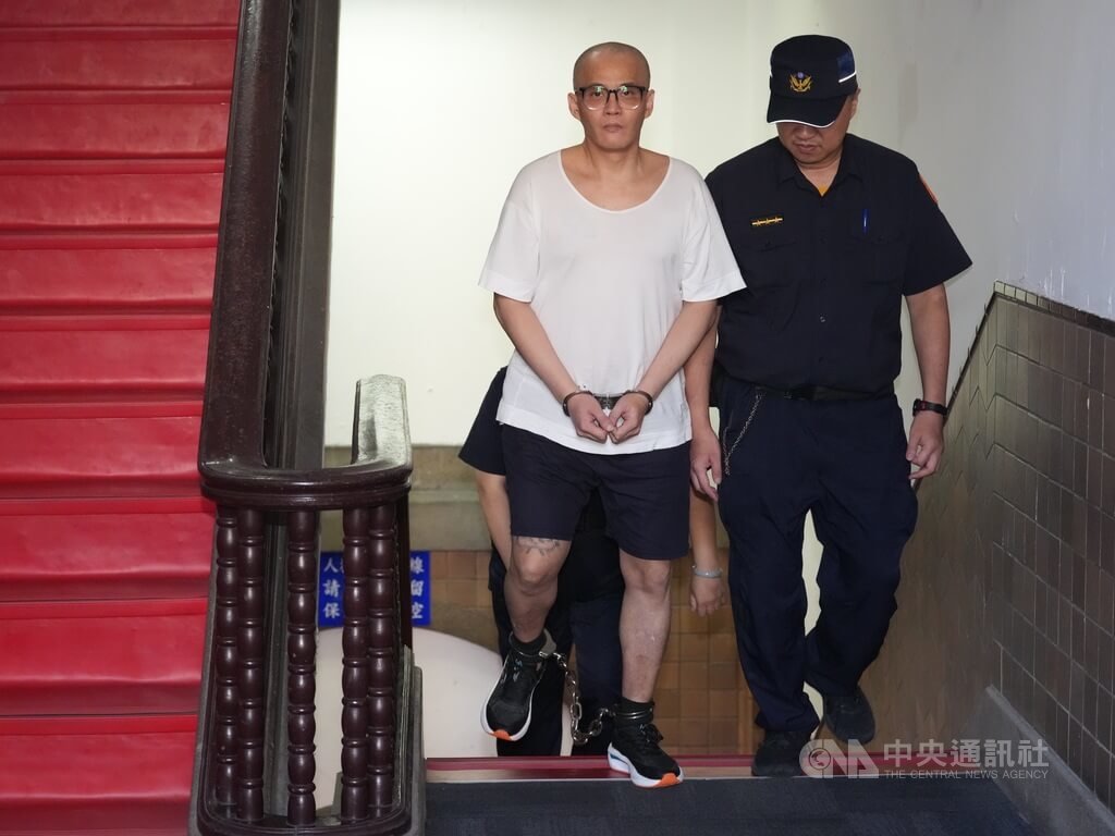 新竹男子彭建源（白衣者）被控對鐵皮屋KTV潑灑汽油縱火，釀成5死，遭判死刑定讞。彭男聲請再審，台灣高等法院16日開庭，彭男由法警提訊到庭。中央社記者劉世怡攝 114年10月16日