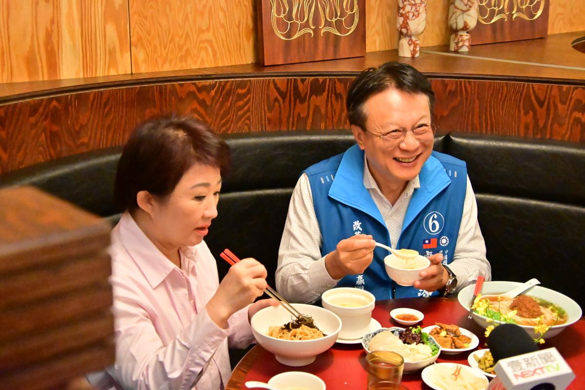 儘管卓伯源的當選機率不高，盧秀燕仍然在市政百忙之餘陪他品嘗台中美食。   圖：民眾提供