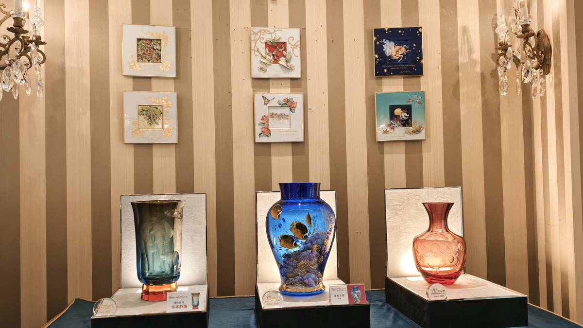 摩瑟水晶展現精緻的切割、華麗的花紋和獨特的色彩。 圖：孫家銘攝