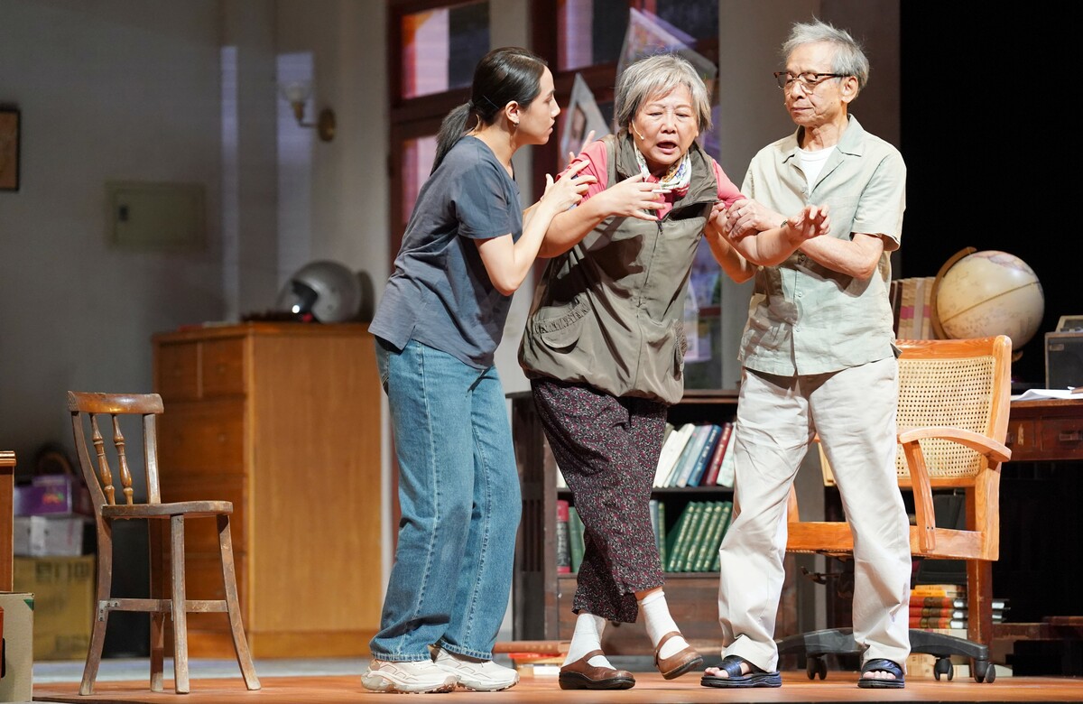 吳念真(右) 與王琄(中)在《八月，在我家》中飾演一對厭世夫妻。 圖：綠光創藝/提供