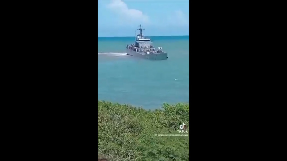 與此同時，委內瑞拉軍方也舉辦軍事演練，準備應對美軍的入侵，但海軍的「卡帕納號」卻在演習過程中擱淺並沉沒，引發網友激烈討論。 圖：擷取自 @StatWatch25 X 分享影片