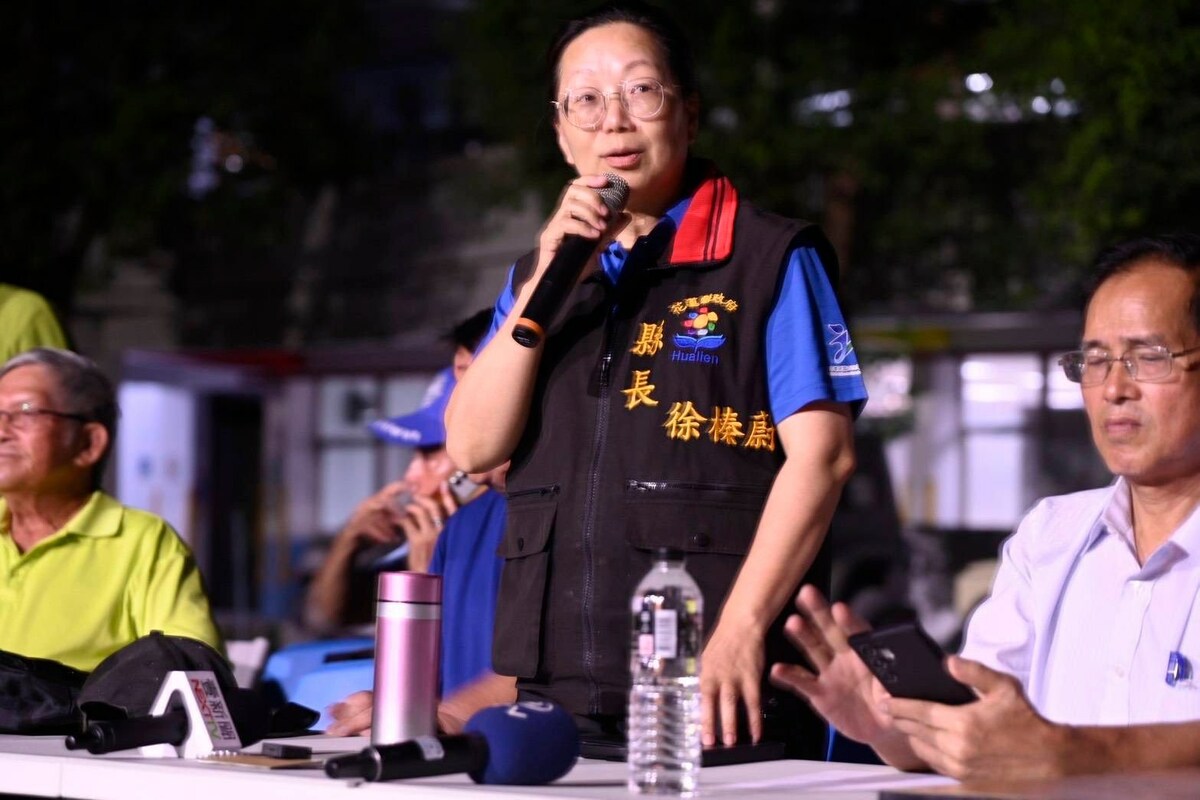 張育萌揭露，花蓮縣長徐榛蔚老早就不在指揮中心了，這幾天在救災現場的總指揮是「代理秘書長」饒忠，一個代理秘書長，成了災區代打的指揮官，「這已經不是災難現場，花蓮縣府把自己搞成災難本身」。 圖：取自徐榛蔚臉書（資料照）