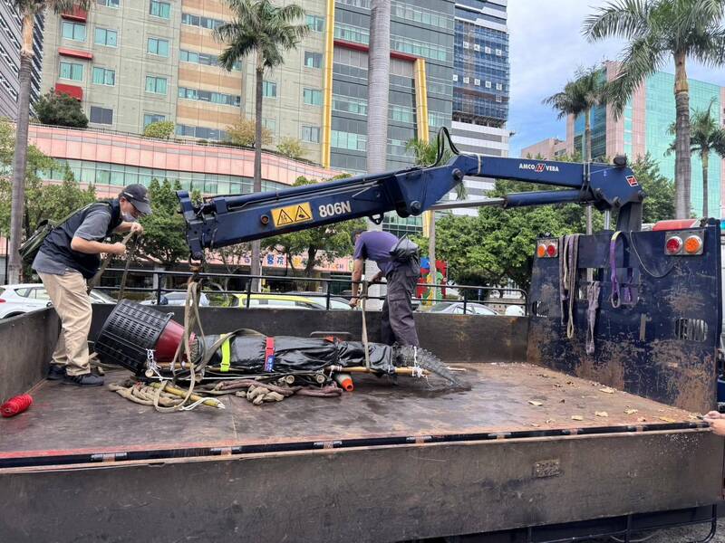 嘉義養殖業者不滿農業部新規，帶著逾2公尺鱷魚到立法院門口抗議。 圖：翻攝畫面