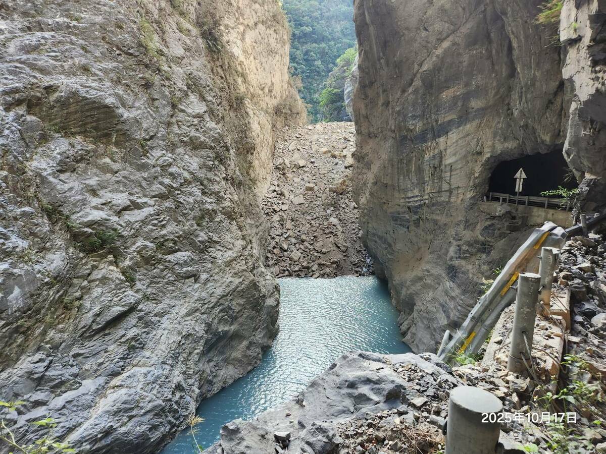 目前堤頂已高於現有台8線靳珩隧道西洞口路面，若水位持續上漲，恐造成天祥至太魯閣道路中斷。 圖：公路局東區養護工程分局/提供