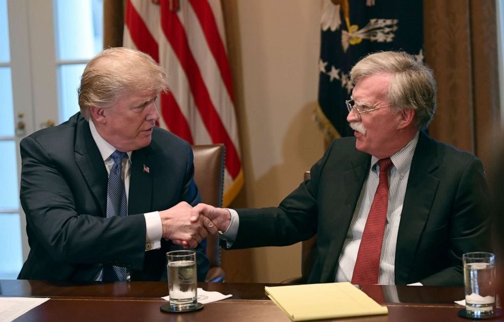 約翰．波頓（John Bolton）(右)，昨（16）日遭美國馬里蘭州聯邦大陪審團起訴，罪名包括「傳輸國防機密」8項與「非法持有國防資訊」10項。 圖：翻攝自 X