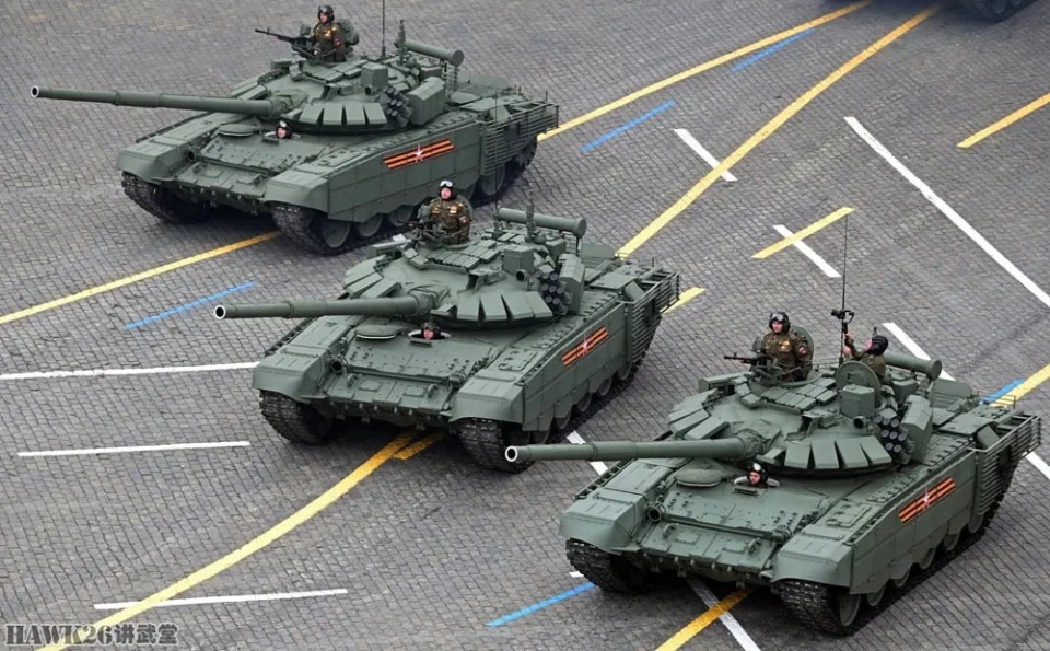 俄軍 T-72B3 系列主戰坦克編隊行進於閱兵場上。 圖：翻攝自講武堂