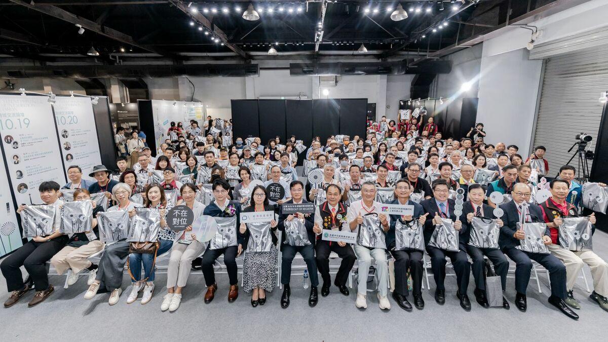 2025台灣卓越印刷設計展在高雄駁二特區蓬萊B4倉庫正式開展。 圖：財團法人印刷創新科技研究發展中心／提供