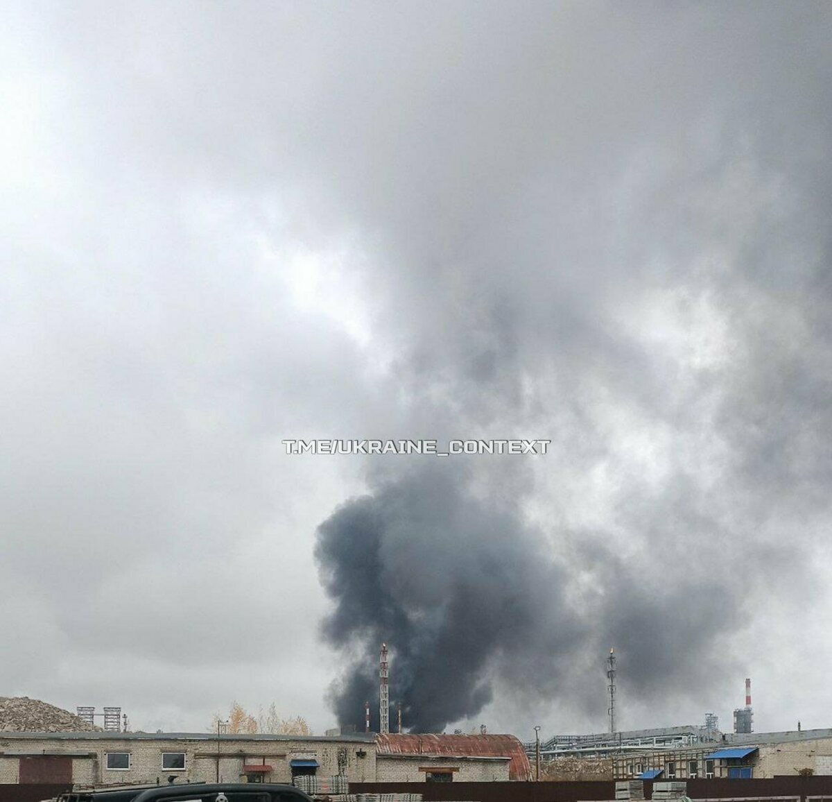 克斯托沃煉油廠遭烏軍攻擊後爆炸。 圖：翻攝自 X