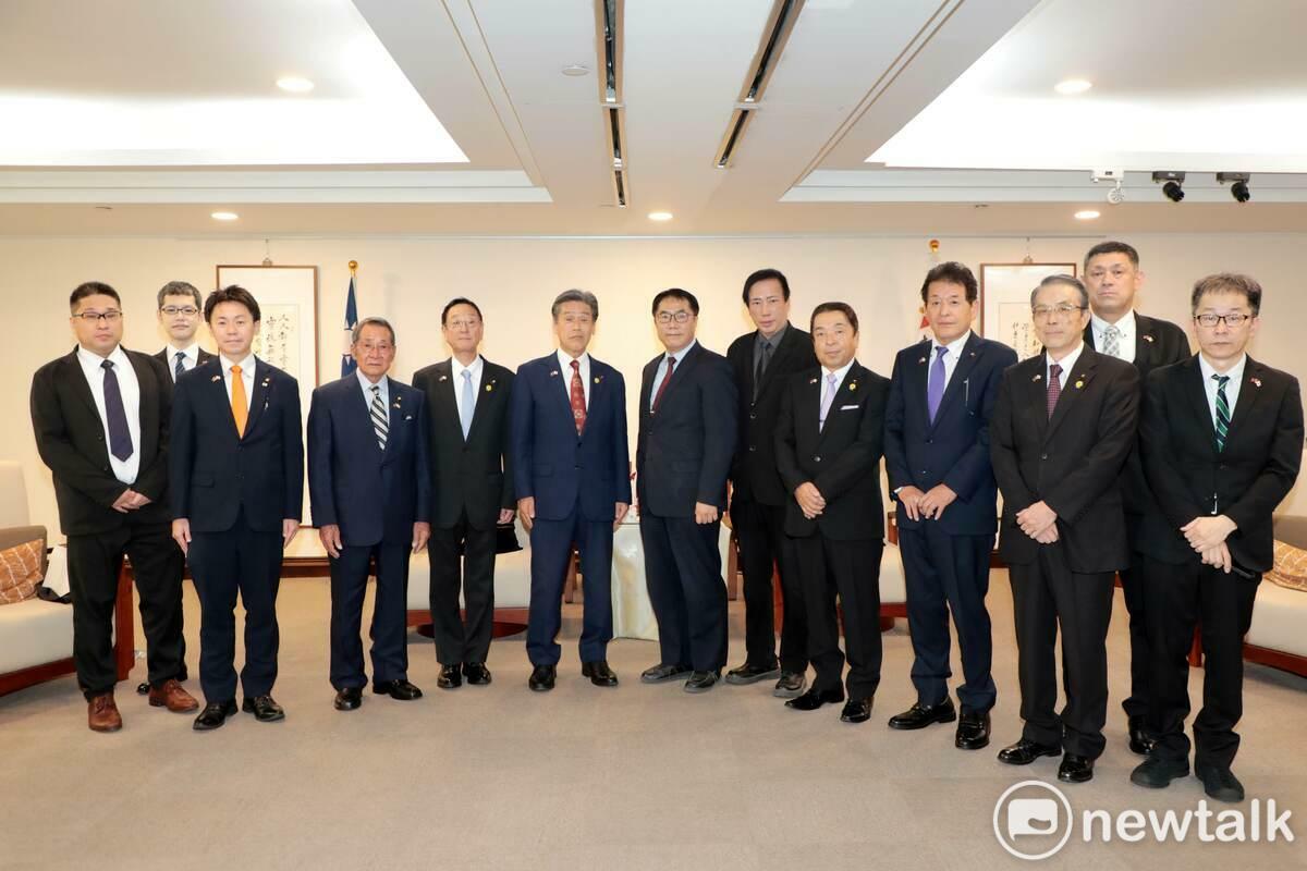 台南市的友誼市日本那珂市先﨑光市長偕木野廣宣議長等貴賓，拜會台南市長黃偉哲，雙方就教育、物產、觀光等交流進行深入討論。繼台南日前以那珂市命名道路後，先﨑市長今天亦於會中宣布，將於那珂市設立「台南道」，以紀念兩市友好情誼。 圖：台南市政府提供