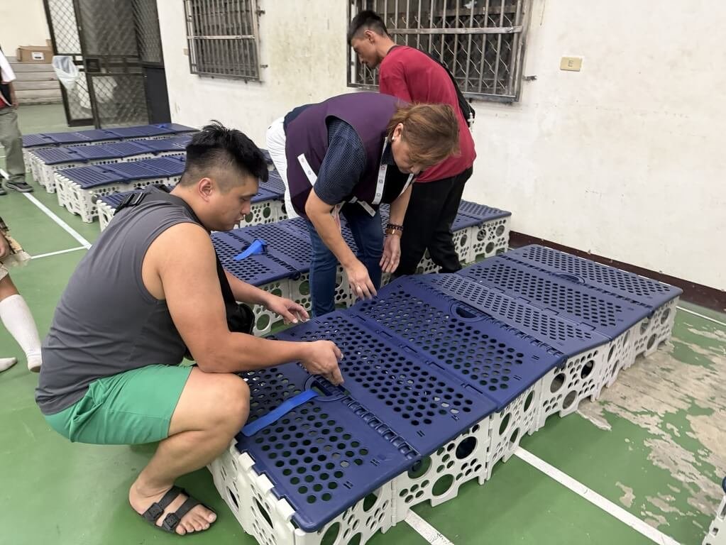 太魯閣國家公園燕子口出現堰塞湖，花蓮縣秀林鄉有2個部落受影響，無黨籍縣議員程美蓮（中）17日前往收容據點協助放置福慧床，提供撤離民眾起居使用。（民眾提供）中央社記者張祈傳真　114年10月17日