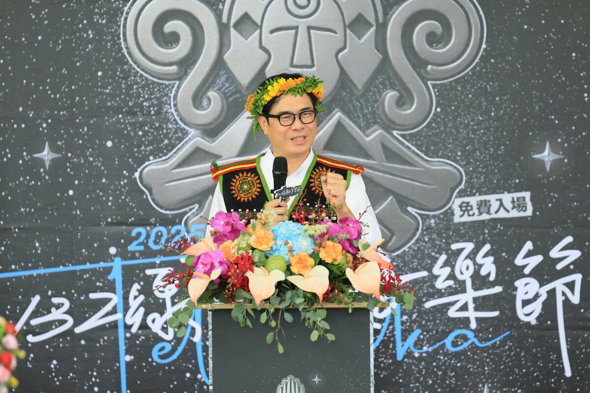 陳其邁表示「BLACKPINK紅綠燈」將演唱會交通安全融入創意設計中，提醒粉絲們不只是聽演唱會，也要注意安全。 圖：高雄市政府/提供