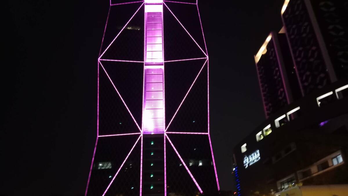 中鋼總部大樓配合點亮粉紅燈光。 圖：孫家銘攝