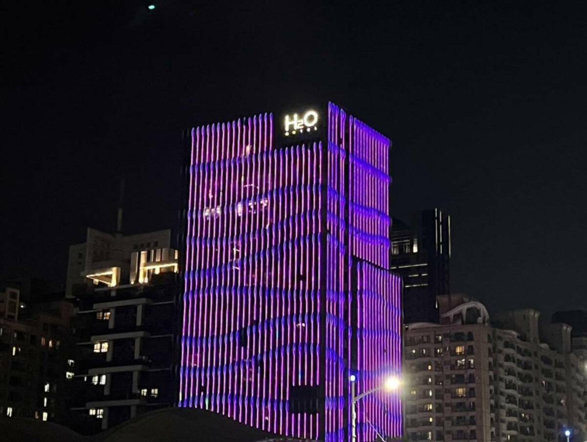 H2O  Hotel配合點亮粉紅燈光。 圖：高雄市經發局/提供