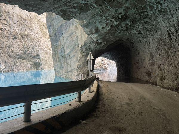 燕子口堰塞湖水位漲到公路高度，估18日清晨可能潰決。 圖：農業部林業及自然保育署花蓮分署提供