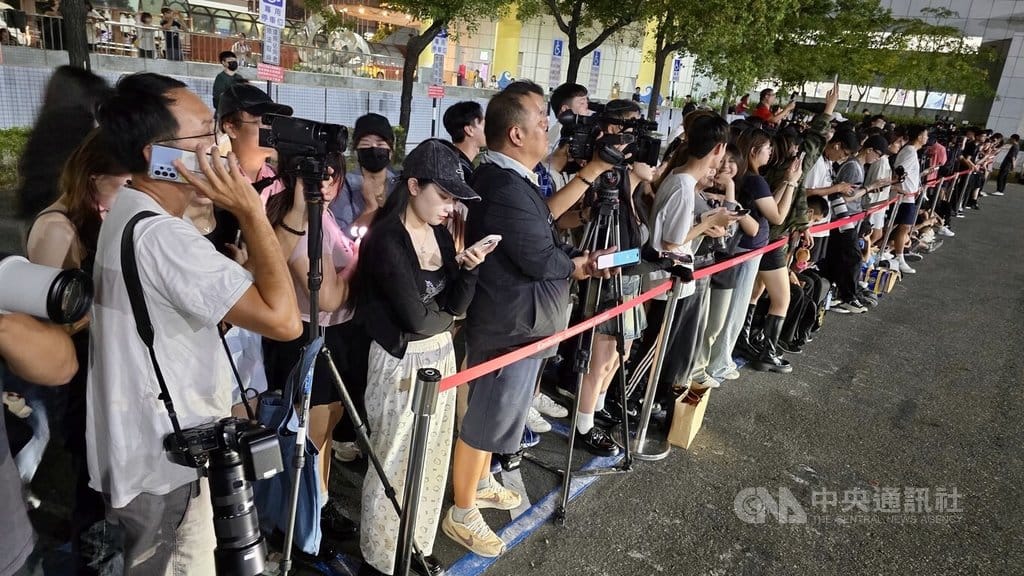 韓國超人氣女團BLACKPINK將在高雄開唱，17日晚間搭機飛抵高雄小港國際機場，上百名歌迷前往接機。  圖/中央社