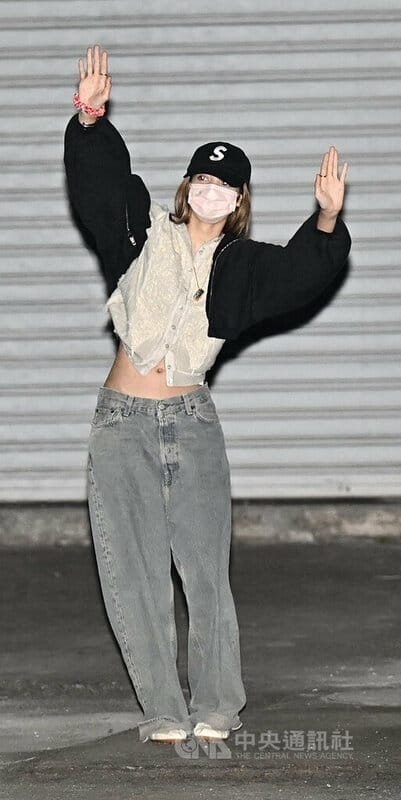 韓國天團BLACKPINK將在高雄世運主場館開唱，成員們17日晚間飛抵高雄，Lisa（圖）向守候媒體、粉絲高舉雙手揮手致意。  圖/中央社