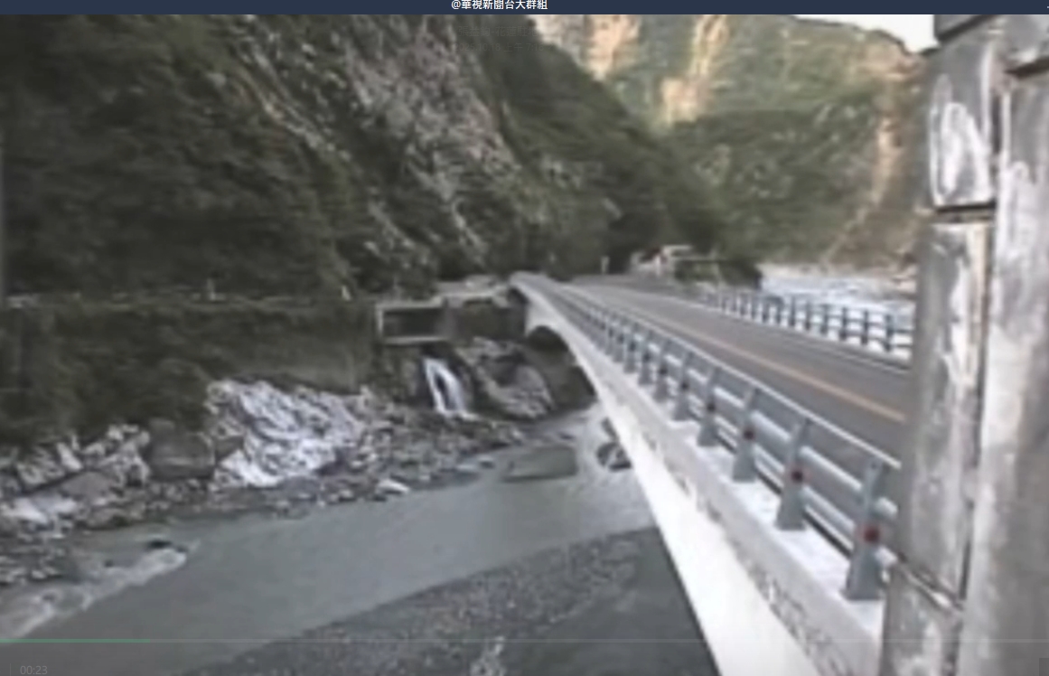 今（18）日清晨，水流終於從靳珩隧道東口溢出。 圖/公路局提供