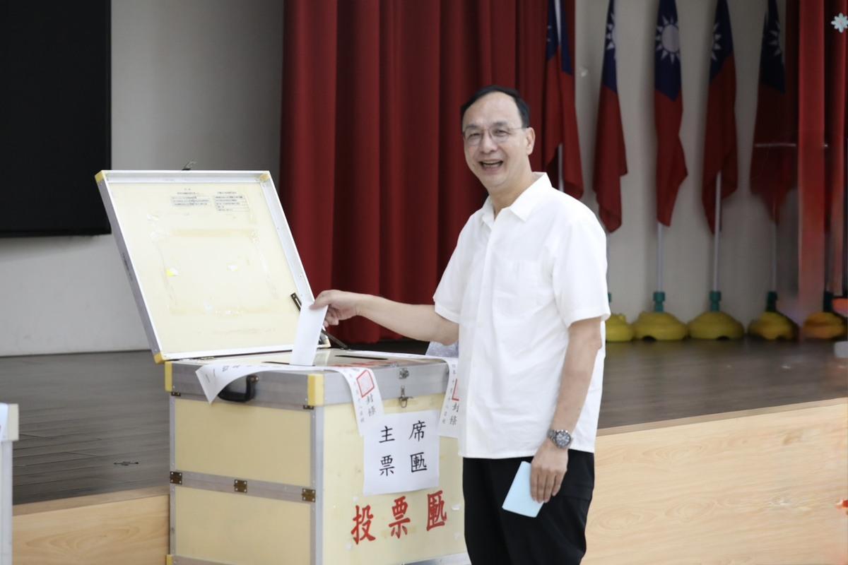 國民黨主席朱立倫投下黨主席選舉票。 圖：國民黨/提供