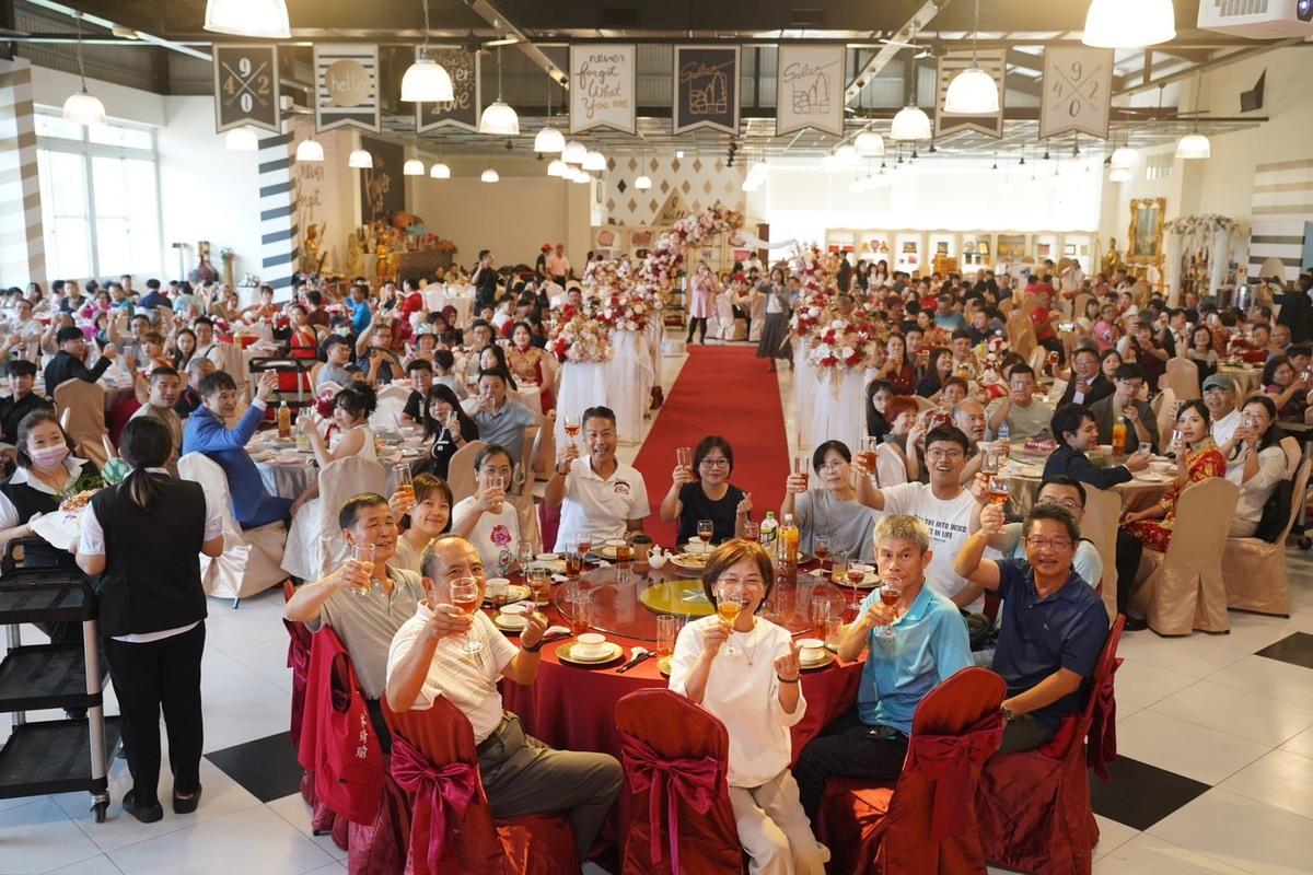 南投縣政府主辦的集團結婚，現場喜氣洋洋。 圖：南投縣政府提供