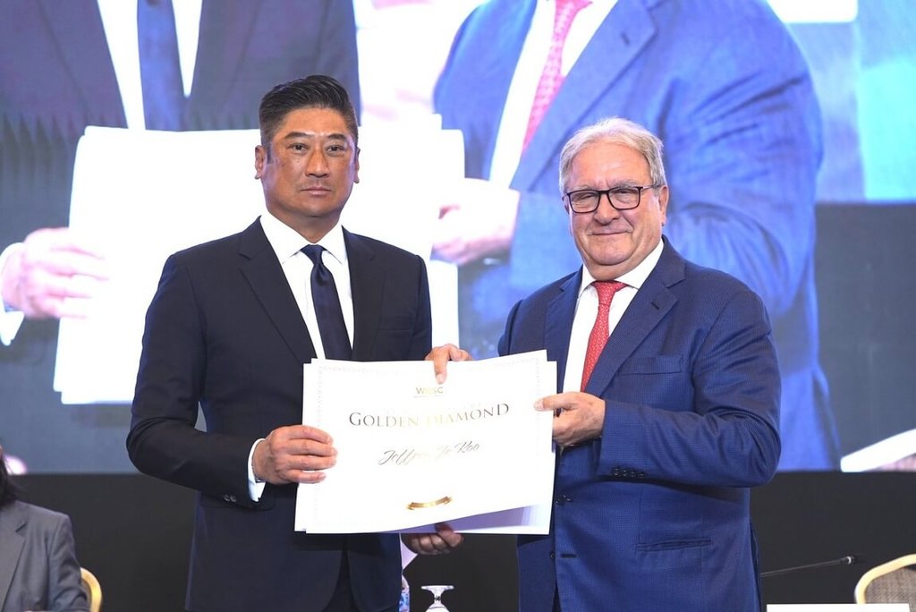 2025年世界棒壘球總會（WBSC）會員大會18日在泰國曼谷召開，WBSC執行副會長暨亞洲棒球總會（BFA）會長辜仲諒（左）獲頒「金鑽榮譽獎章」。（中華民國棒球協會提供）中央社記者謝靜雯傳真　114年10月18日