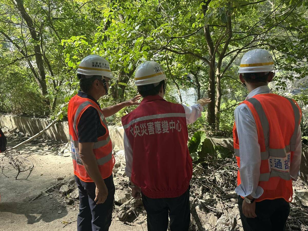 行政院秘書長及公路局局長了解現地處置情形。 圖：公路局東區養護工程分局