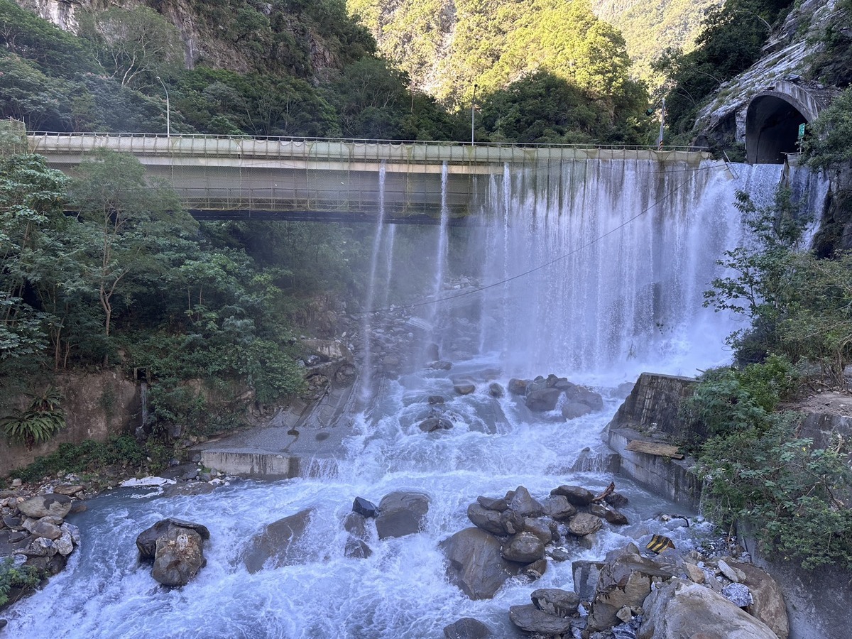 昨日邊坡發生崩塌，大量土石阻塞立霧溪形成堰塞湖，溢淹至台8線路面。 圖：林業及自然保育署花蓮分署/提供