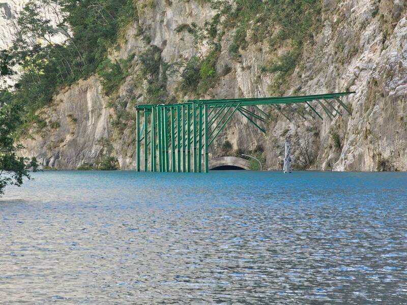 立霧溪堰塞湖水位持續上漲，大水灌進隧道後直接造成隧道滅頂。 圖：太管處／提供