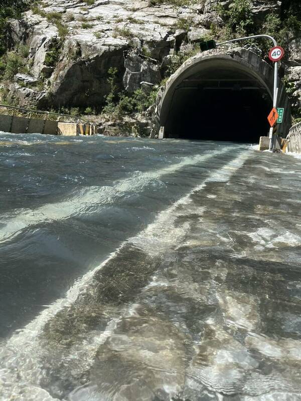 立霧溪堰塞湖水位持續上漲，今上午湖水已溢流到中橫公路靳珩隧道，水位還繼續往上漲。 圖：公路局／提供