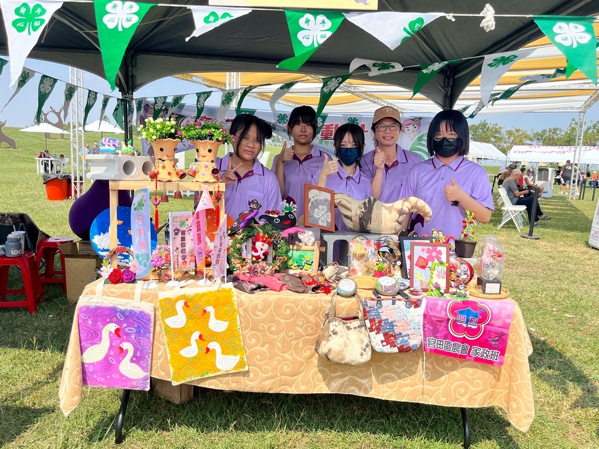 2025官田菱角藝術節在西拉雅國家風景區盛大展開，活動由隆田國小太鼓術隊、官田國小祥獅獻瑞及官田區農會高齡班舞動銀髮熱舞熱鬧揭幕，並舉行模範農民表揚儀式，隨後還有水管阿民、狗屎運爵士大樂團、樣爸森友會與劍玉師小螺絲接連演出。 圖：台南市政府提供