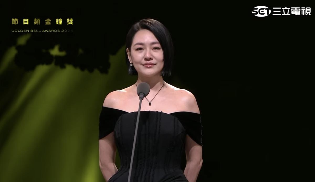 小S睽違8個月回歸，並奪下「綜藝節目主持人獎」。 圖：翻攝自金鐘獎YT頻道