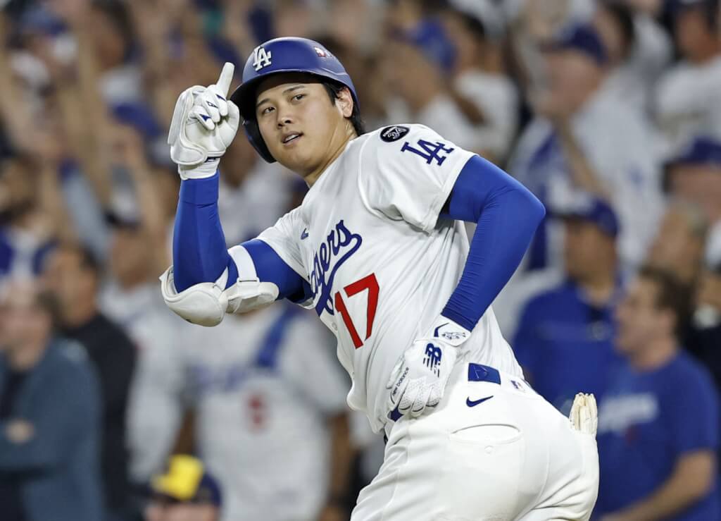 美國職棒大聯盟MLB日籍球星大谷翔平17日主投6局無失分、飆出10次三振；並轟出3支全壘打，獲得國聯冠軍賽MVP。（共同社）