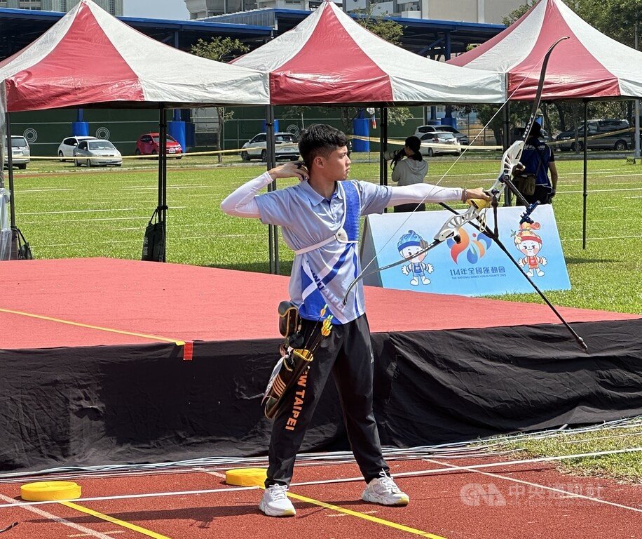 114年全國運動會在雲林縣立田徑場舉行，射箭項目18日登場，台灣男子反曲弓好手湯智鈞（前）在排名賽高居第1，也要力拚個人賽3連霸。中央社記者黎建忠攝　114年10月18日