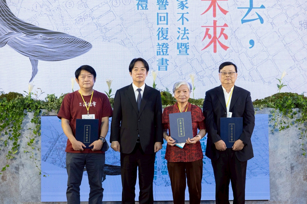 余登發孫子余政道(右一)、湯德章孫子湯景勝(左一)、王富女兒王梅花(右二)接下賴清德(左二)親頒的名譽回復證書。 圖：行政院/提供