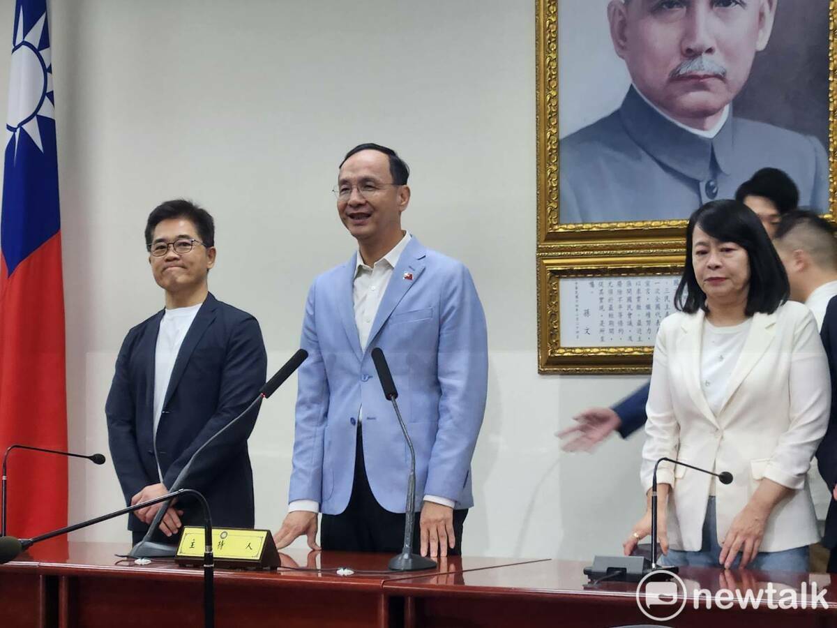 國民黨主席選舉開票前結束前，朱立倫就帶著笑容現身國民黨中央黨部，表明已致電各參選人，並提前恭喜鄭麗文。 圖：黃建豪/攝