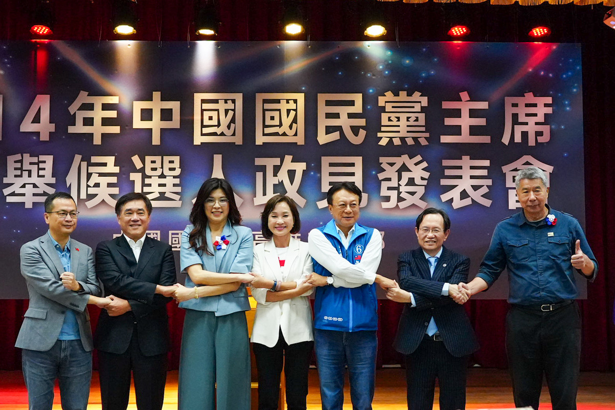 柯志恩(中)期盼新任國民黨主席鄭麗文(左三)帶領全黨團結一致，邁向2026年縣市長與議員選舉，以及2028年總統大選的勝利。 圖：國民黨高雄市黨部/提供（資料照）