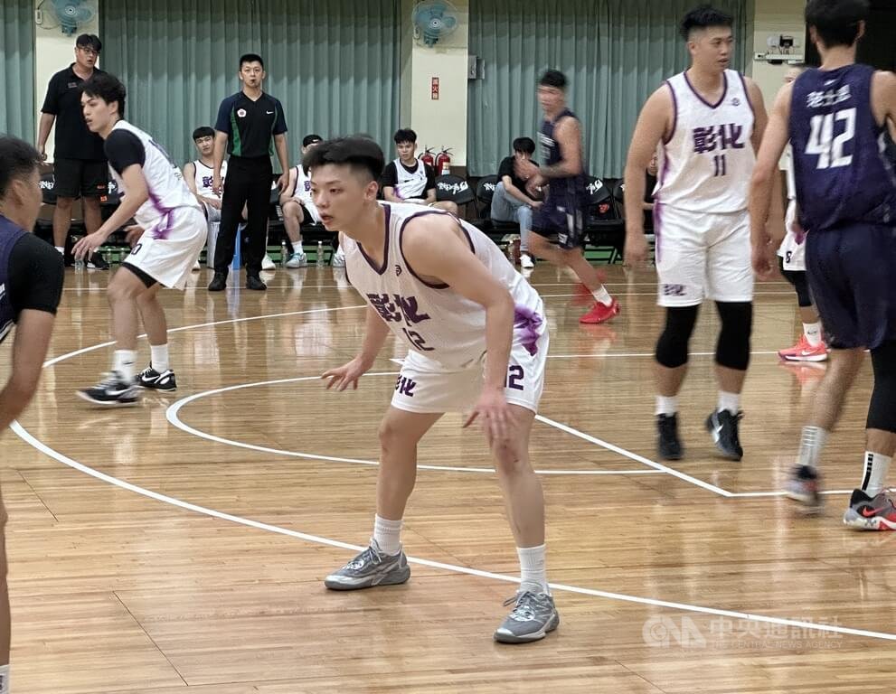 效力於P. LEAGUE+桃園璞園領航猿的李家慷（中）18日在114年全運會男子籃球預賽表現亮眼、攻守俱佳，率彰化縣擊敗台北市隊開紅盤。中央社記者黎建忠攝114年10月18日