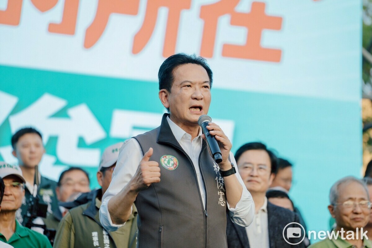 民進黨台南市長參選人林俊憲在安平區南島路舉辦「台南最好，幸福實現」團結大會，現場湧入破萬名支持者，高喊「台南最好林俊憲」、「唯一支持林俊憲」、「幸福實現林俊憲」等口號。 圖：林俊憲服務處提供