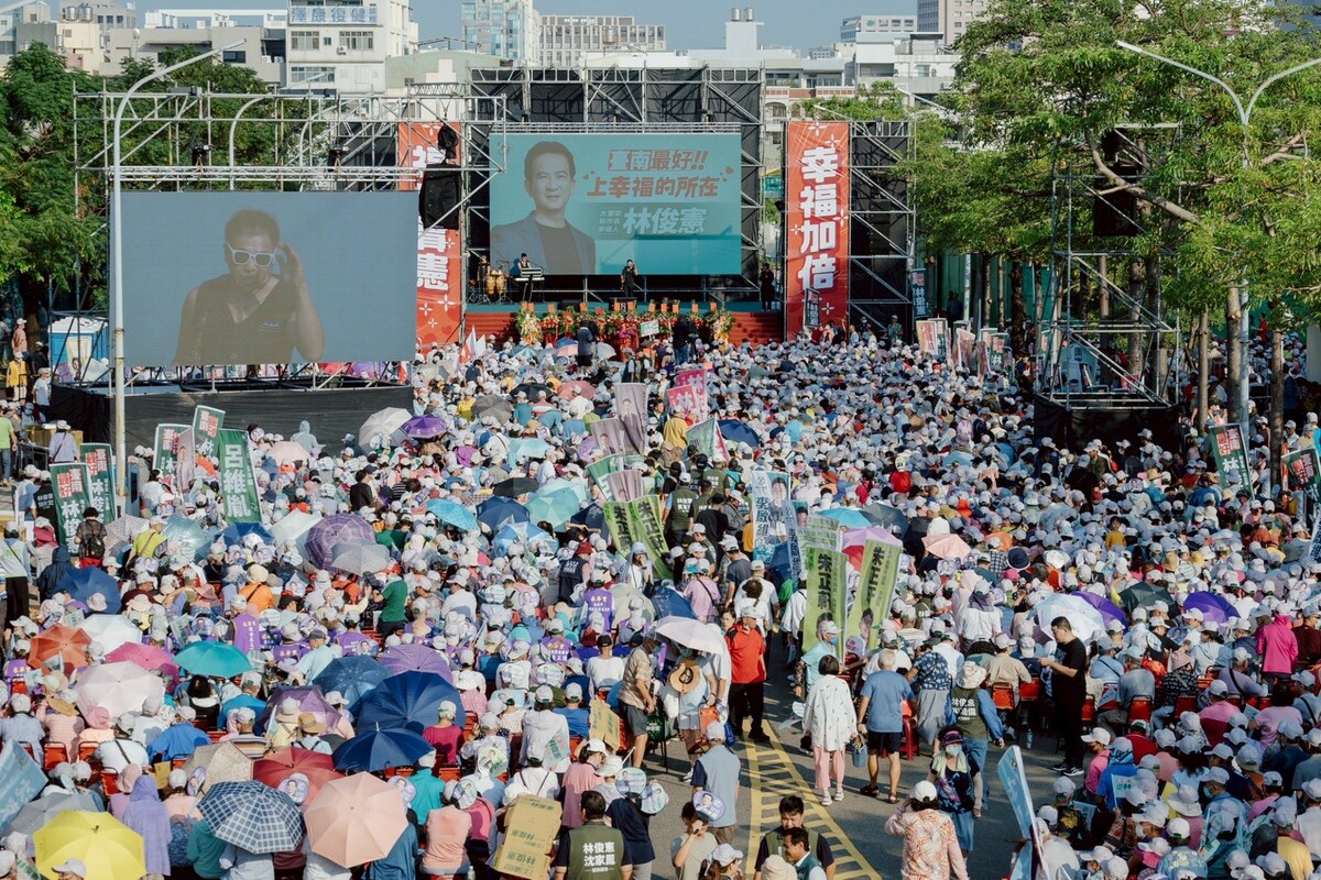 民進黨台南市長參選人林俊憲在安平區南島路舉辦「台南最好，幸福實現」團結大會，現場湧入破萬名支持者，高喊「台南最好林俊憲」、「唯一支持林俊憲」、「幸福實現林俊憲」等口號。 圖：林俊憲服務處提供