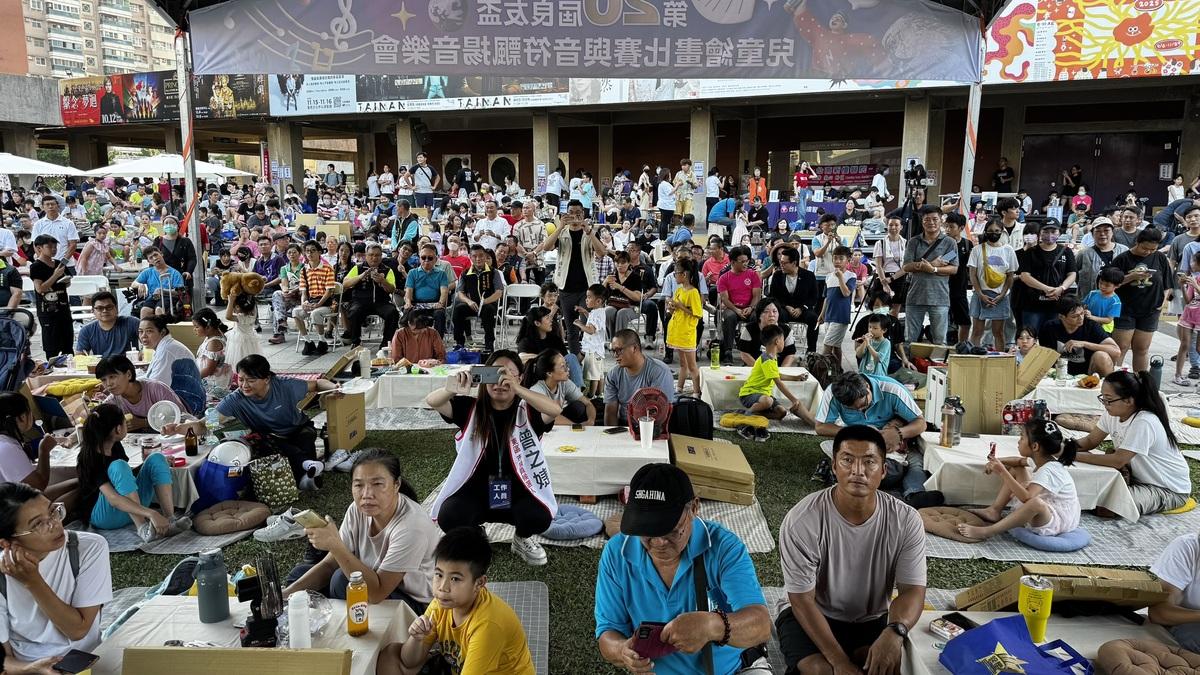 良友盃兒童繪畫比賽有五百名幼兒園到國小的兒童參加，人數創歷年之最。 圖：黃博郎／攝